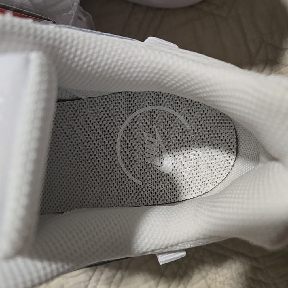 Nike Ladies Size 7.5 RYZ 365 II Sneaker In White - Picture 9 of 9